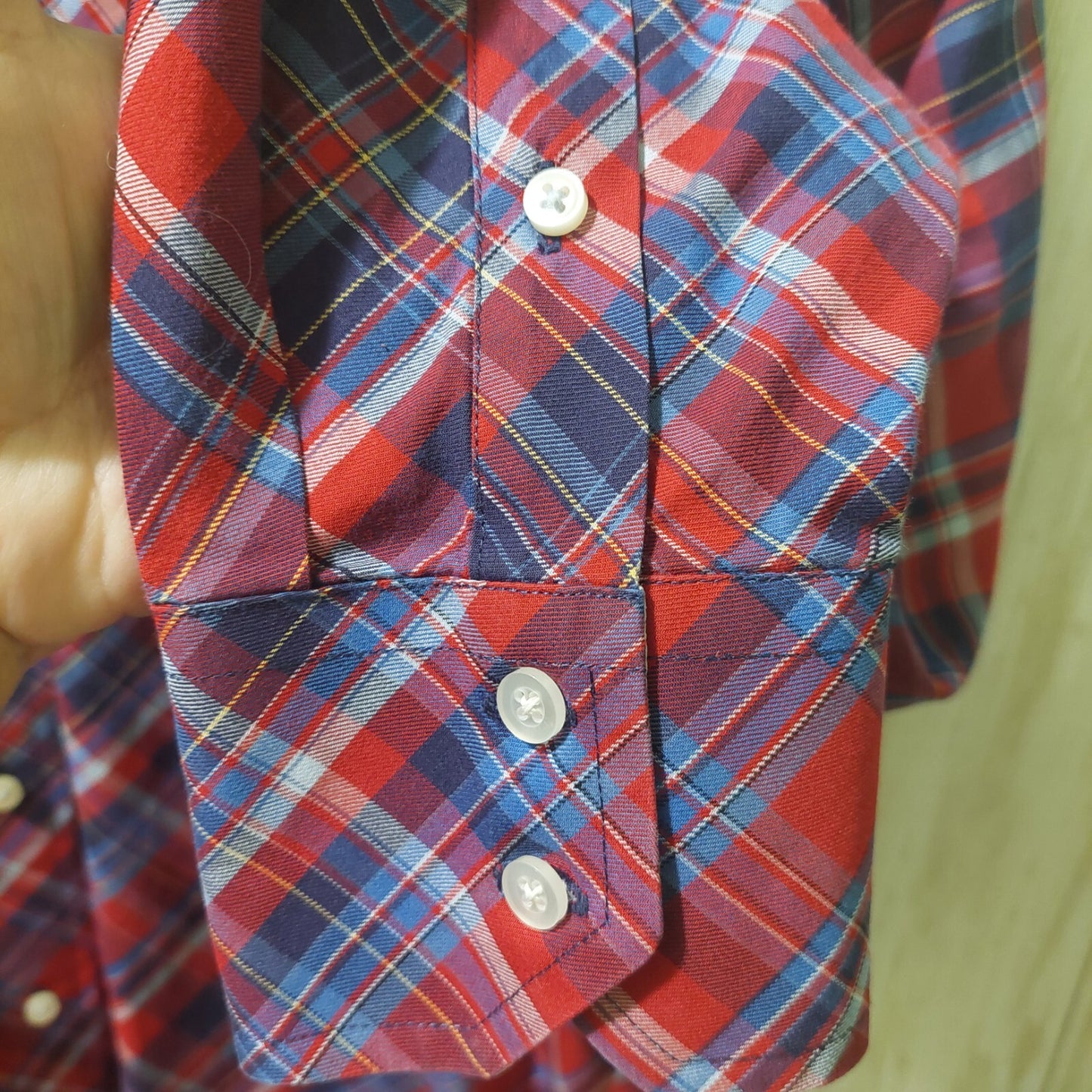 Tommy Hilfiger Men's Plaid Button Up Size Medium Blue Red Plaid Long Sleeve 