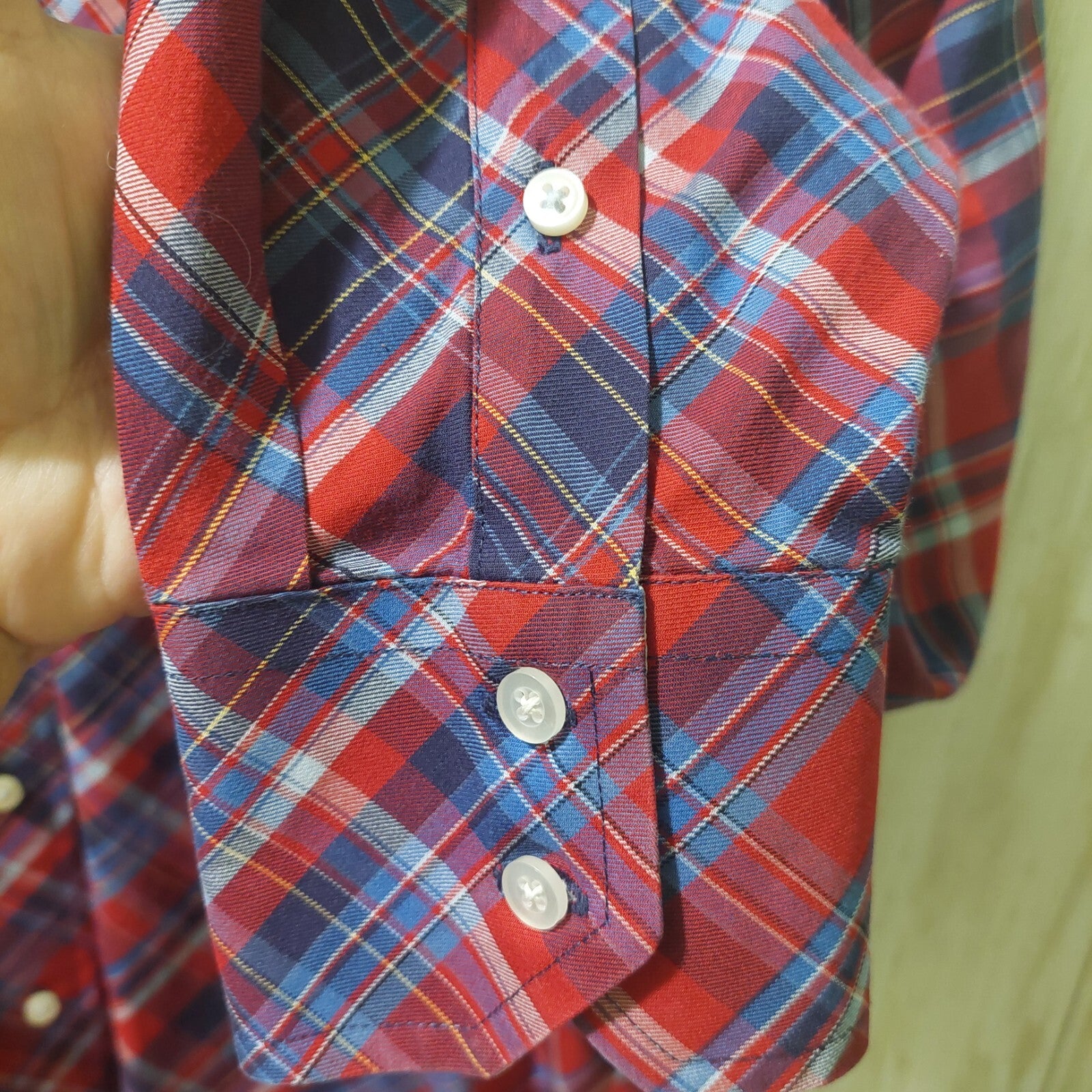 Tommy Hilfiger Men's Plaid Button Up Size Medium Blue Red Plaid Long Sleeve 