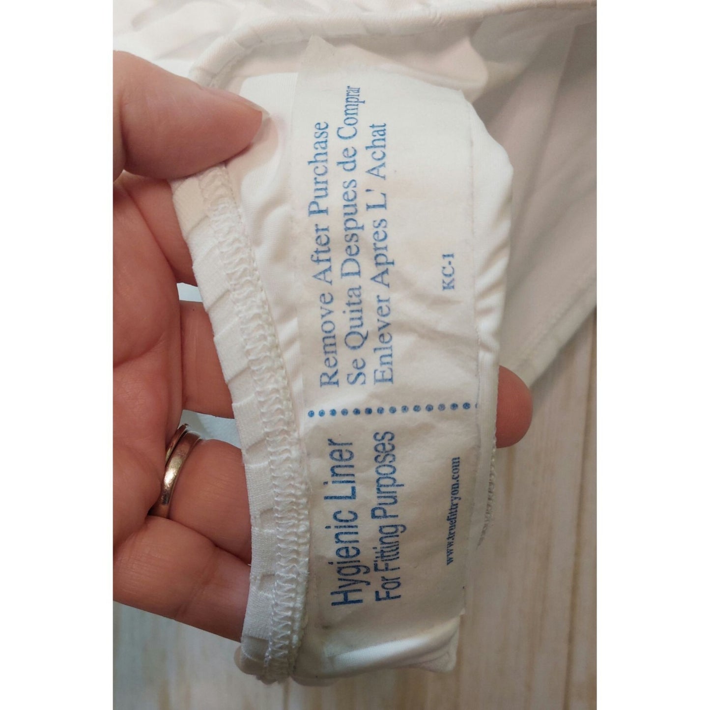 Kenneth Cole White One-Piece Padded Bust Tummy Toner Swimsuit Size Large Classy