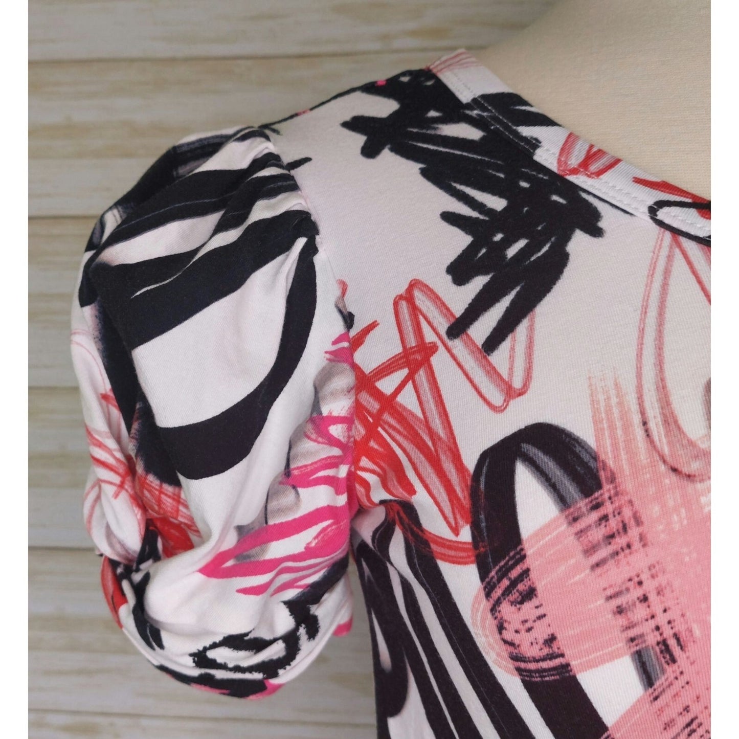 Karl Lagerfeld Paris Women's XS Graphic Puff Sleeve T-Shirt Red & Black Scribble