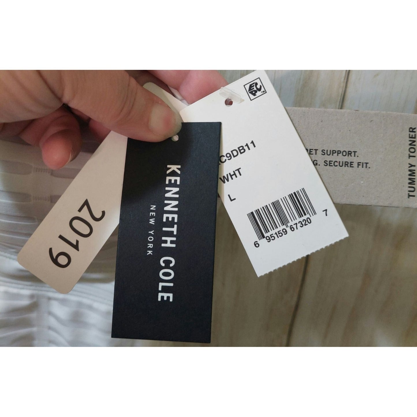 Kenneth Cole White One-Piece Padded Bust Tummy Toner Swimsuit Size Large Classy