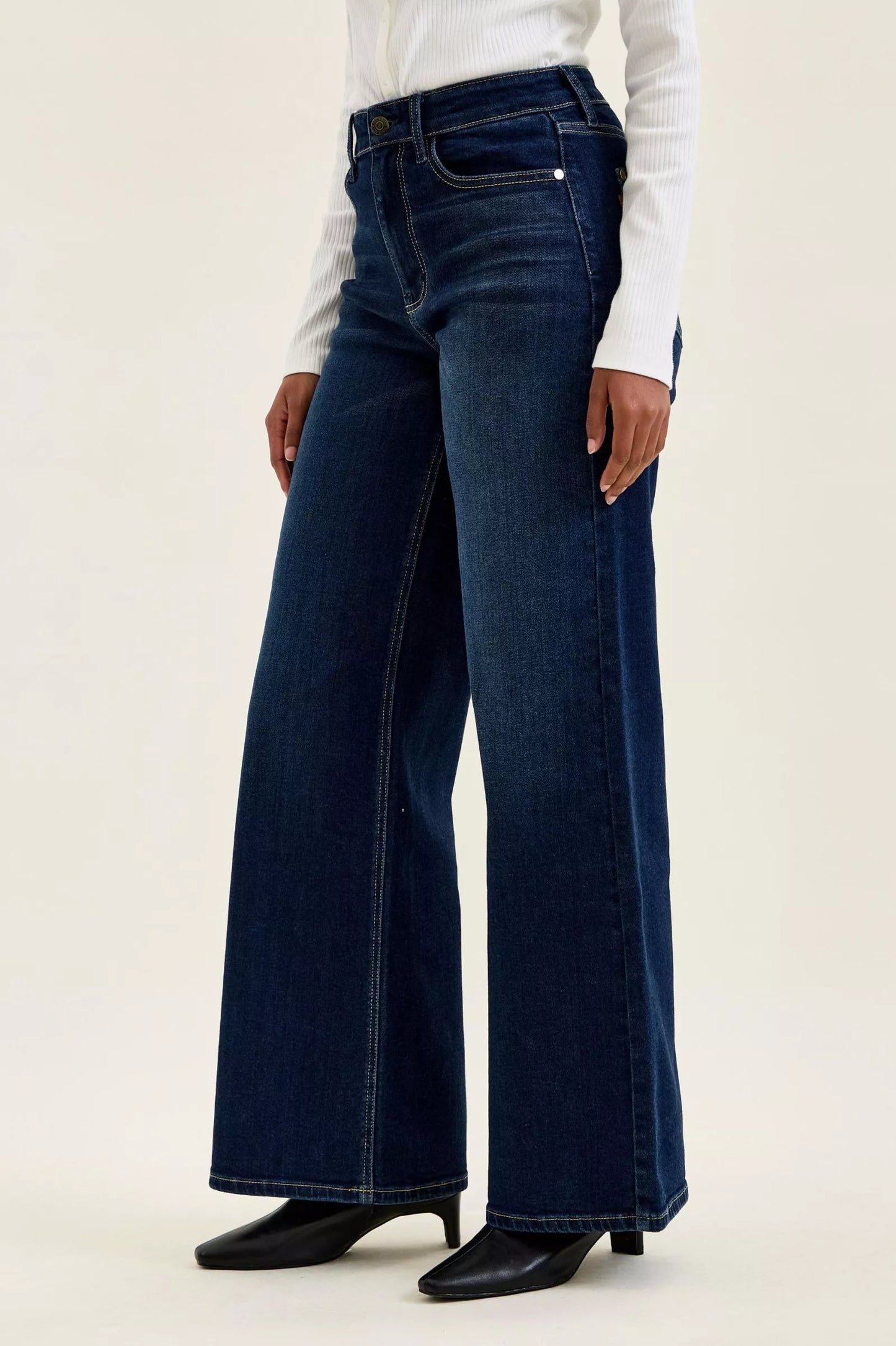 Woman wearing Judy Blue high waist wide leg dark wash jeans with a relaxed silhouette and premium stretch denim.
 Side View 2