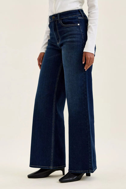 Woman wearing Judy Blue high waist wide leg dark wash jeans with a relaxed silhouette and premium stretch denim.
 Side View 2