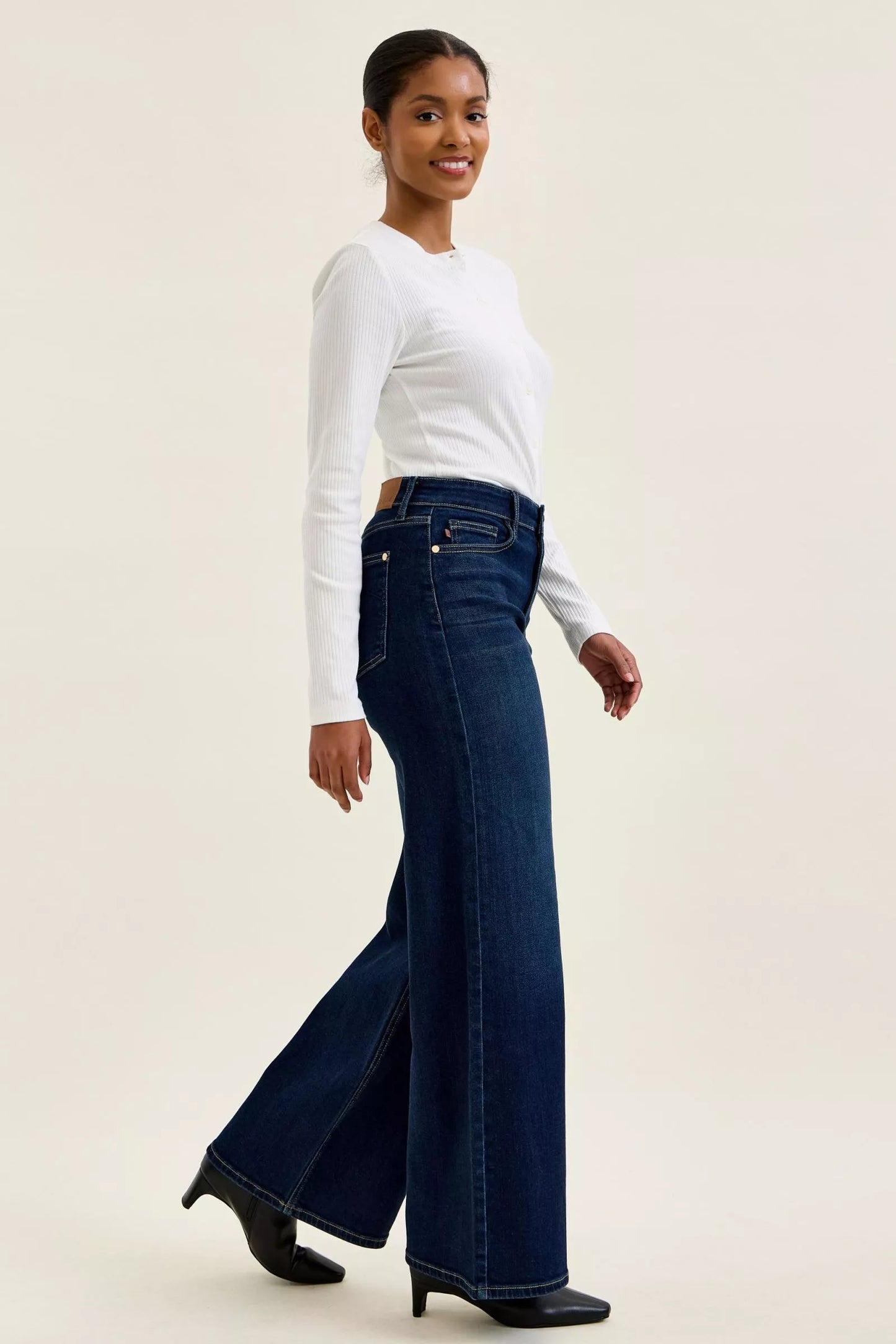Woman wearing Judy Blue high waist wide leg dark wash jeans with a relaxed silhouette and premium stretch denim.
 Full Side View