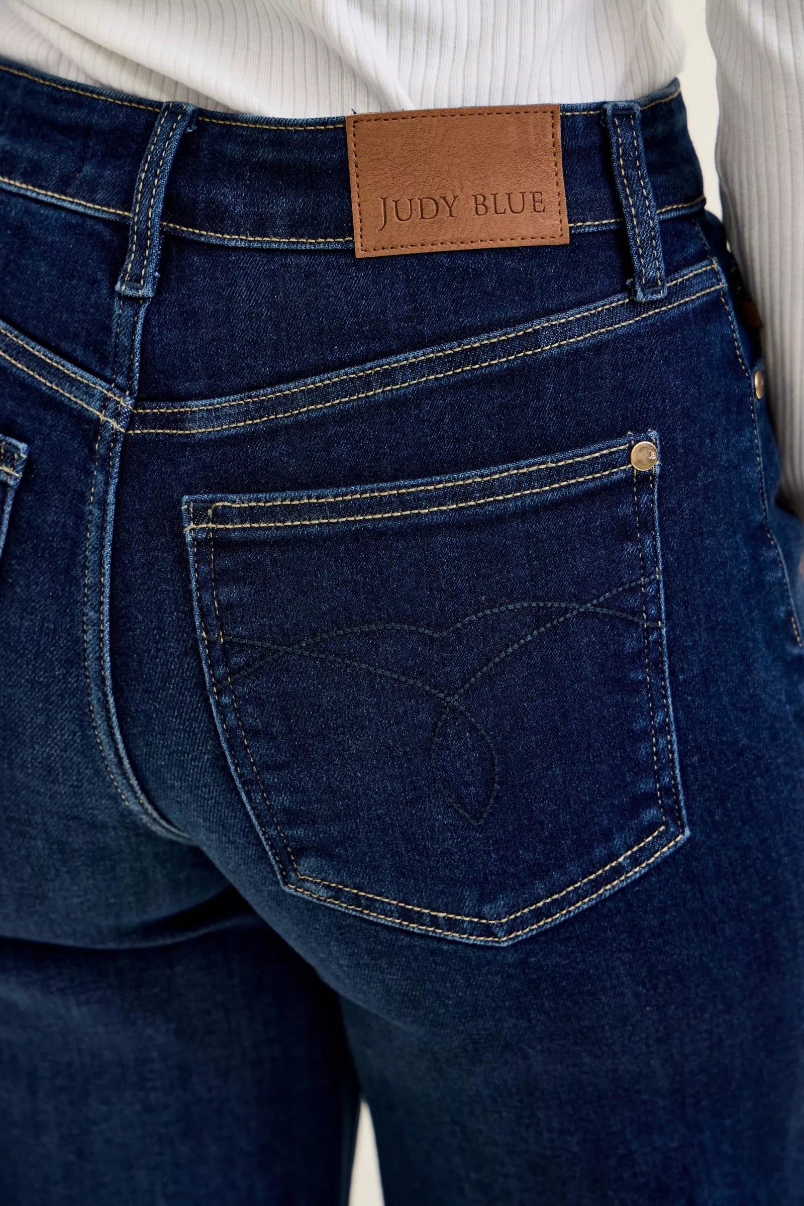 Woman wearing Judy Blue high waist wide leg dark wash jeans with a relaxed silhouette and premium stretch denim.
 pocket view